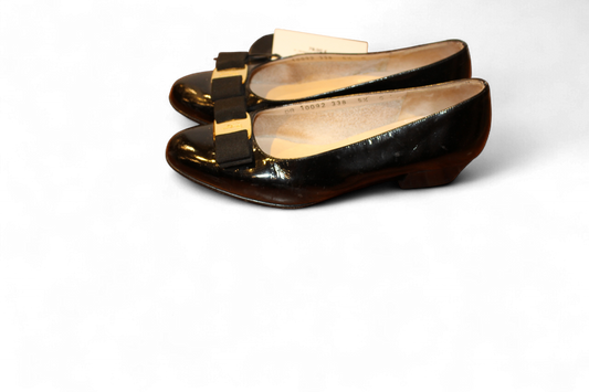 W - Salvatorre Ferragamo Shoes 36.5 Black Leather, Vara, Reduced (light scuffs), T